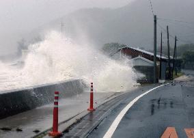 (2)Typhoon Rusa hits Amami Islands